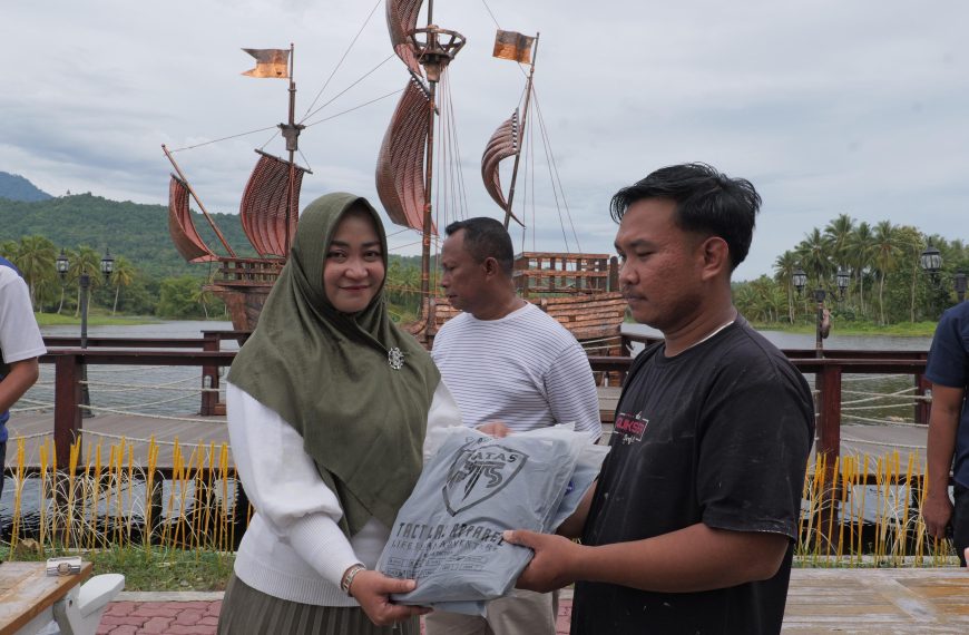 Rakhmatiyah Deu Berikan Bantuan Seragam Dari Kaka Rachmat Gobel untuk Petugas Kebersihan dan Keamanan di Danau Perintis